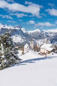Hochabtei / Alta Badia, Provinz Bozen, Südtirol, Italien, Europa. Die Schutzhütte Heilig Kreuz Hospiz und die Wallfahrtskirche von Heilig Kreuz. Im Hintergund die Puezgruppe und die Geislerspitzen Hochabtei / Alta Badia, Provinz Bozen, Südtirol, Italien, Europa. Die Schutzhütte Heilig Kreuz Hospiz und die Wallfahrtskirche von Heilig Kreuz. Im Hintergund die Puezgruppe und die Geislerspitzen