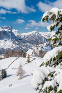 Hochabtei / Alta Badia, Provinz Bozen, Südtirol, Italien, Europa. Die Wallfahrtskirche von Heilig Kreuz. Im Hintergund die Puezgruppe und die Geislerspitzen Hochabtei / Alta Badia, Provinz Bozen, Südtirol, Italien, Europa. Die Wallfahrtskirche von Heilig Kreuz. Im Hintergund die Puezgruppe und die Geislerspitzen
