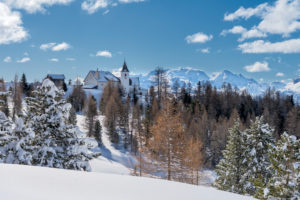 Hochabtei / Alta Badia, Provinz Bozen, Südtirol, Italien, Europa. Die Schutzhütte Heilig Kreuz Hospiz und die Wallfahrtskirche von Heilig Kreuz. Im Hintergund die Marmolada Hochabtei / Alta Badia, Provinz Bozen, Südtirol, Italien, Europa. Die Schutzhütte Heilig Kreuz Hospiz und die Wallfahrtskirche von Heilig Kreuz. Im Hintergund die Marmolada
