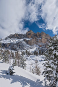 Hochabtei / Alta Badia, Provinz Bozen, Südtirol, Italien, Europa. Die mächtige Felswand des Heiligkreuzkofel Hochabtei / Alta Badia, Provinz Bozen, Südtirol, Italien, Europa. Die mächtige Felswand des Heiligkreuzkofel