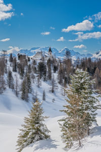 Hochabtei / Alta Badia, Provinz Bozen, Südtirol, Italien, Europa. Die Schutzhütte Heilig Kreuz Hospiz und die Wallfahrtskirche von Heilig Kreuz. Im Hintergund die Marmolada Hochabtei / Alta Badia, Provinz Bozen, Südtirol, Italien, Europa. Die Schutzhütte Heilig Kreuz Hospiz und die Wallfahrtskirche von Heilig Kreuz. Im Hintergund die Marmolada