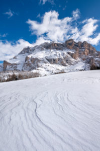 Hochabtei / Alta Badia, Provinz Bozen, Südtirol, Italien, Europa. Winter auf den Armentarawiesen. Im Hintergrund die Gipfel der Zehnerspitze und des Heiligkreuzkofel Hochabtei / Alta Badia, Provinz Bozen, Südtirol, Italien, Europa. Winter auf den Armentarawiesen. Im Hintergrund die Gipfel der Zehnerspitze und des Heiligkreuzkofel