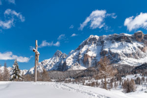 Hochabtei / Alta Badia, Provinz Bozen, Südtirol, Italien, Europa. Kruzifix auf den Armentarawiesen. Im Hintergrund die Neunerspitze Hochabtei / Alta Badia, Provinz Bozen, Südtirol, Italien, Europa. Kruzifix auf den Armentarawiesen. Im Hintergrund die Neunerspitze