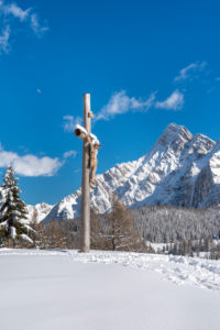 Hochabtei / Alta Badia, Provinz Bozen, Südtirol, Italien, Europa. Kruzifix auf den Armentarawiesen. Im Hintergrund die Neunerspitze Hochabtei / Alta Badia, Provinz Bozen, Südtirol, Italien, Europa. Kruzifix auf den Armentarawiesen. Im Hintergrund die Neunerspitze