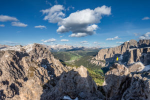 Grödner Joch, Provinz Bozen, Südtirol, Italien. Ein Bergsteiger am Gipfel der Großen Cirspitze bewundert das Bergpanorama der Dolomiten Grödner Joch, Provinz Bozen, Südtirol, Italien. Ein Bergsteiger am Gipfel der Großen Cirspitze bewundert das Bergpanorama der Dolomiten