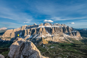 Grödner Joch, Provinz Bozen, Südtirol, Italien. Ein Bergsteiger am Gipfel der Großen Cirspitze bewundert das Bergpanorama der Dolomiten Grödner Joch, Provinz Bozen, Südtirol, Italien. Ein Bergsteiger am Gipfel der Großen Cirspitze bewundert das Bergpanorama der Dolomiten