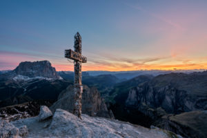 Grödner Joch, Provinz Bozen, Südtirol, Italien. Blick bei Sonnenuntergang vom Gipfel der Großen Cirspitze hinunter in das Grödner Tal und zum Langkofel Grödner Joch, Provinz Bozen, Südtirol, Italien. Blick bei Sonnenuntergang vom Gipfel der Großen Cirspitze hinunter in das Grödner Tal und zum Langkofel