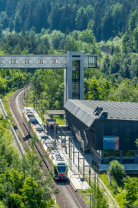 Percha, Südtirol, Provinz Bozen, Italien. Ein Flirt-Zug der Pustertalbahn im Bahnhof Percha Percha, Südtirol, Provinz Bozen, Italien. Ein Flirt-Zug der Pustertalbahn im Bahnhof Percha