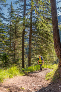 Aldein, Provinz Bozen, Südtirol, Italien. Geoparc Bletterbach. Ein Wanderer im Aufstieg zum Aldeiner Weißhorn Aldein, Provinz Bozen, Südtirol, Italien. Geoparc Bletterbach. Ein Wanderer im Aufstieg zum Aldeiner Weißhorn