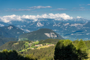Aldein, Provinz Bozen, Südtirol, Italien. Geoparc Bletterbach. Das Dorf Radein Aldein, Provinz Bozen, Südtirol, Italien. Geoparc Bletterbach. Das Dorf Radein