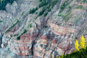 Aldein, Provinz Bozen, Südtirol, Italien. Geoparc Bletterbach. Gesteinsschichten in der Bletterbachschlucht Aldein, Provinz Bozen, Südtirol, Italien. Geoparc Bletterbach. Gesteinsschichten in der Bletterbachschlucht
