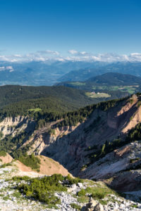 Aldein, Provinz Bozen, Südtirol, Italien. Geoparc Bletterbach. Blick in die Gorz, dem Talende der Bletterbachschlucht Aldein, Provinz Bozen, Südtirol, Italien. Geoparc Bletterbach. Blick in die Gorz, dem Talende der Bletterbachschlucht