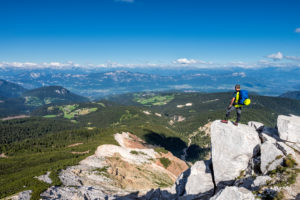 Aldein, Provinz Bozen, Südtirol, Italien. Geoparc Bletterbach. Blick vom Aldeiner Weißhorn hinunter in die Bletterbachschlucht Aldein, Provinz Bozen, Südtirol, Italien. Geoparc Bletterbach. Blick vom Aldeiner Weißhorn hinunter in die Bletterbachschlucht