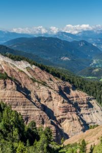Aldein, Provinz Bozen, Südtirol, Italien. Geoparc Bletterbach. Blick in die Gorz, dem Talende der Bletterbachschlucht Aldein, Provinz Bozen, Südtirol, Italien. Geoparc Bletterbach. Blick in die Gorz, dem Talende der Bletterbachschlucht