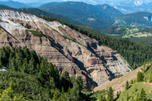 Aldein, Provinz Bozen, Südtirol, Italien. Geoparc Bletterbach. Blick in die Gorz, dem Talende der Bletterbachschlucht Aldein, Provinz Bozen, Südtirol, Italien. Geoparc Bletterbach. Blick in die Gorz, dem Talende der Bletterbachschlucht