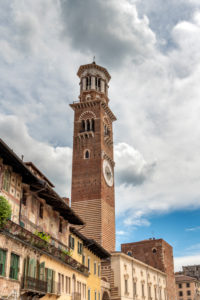 Verona, Provinz Verona, Venetien, Italien. Der Torre dei Lamberti an der Piazza delle Erbe in Verona Verona, Provinz Verona, Venetien, Italien. Der Torre dei Lamberti an der Piazza delle Erbe in Verona