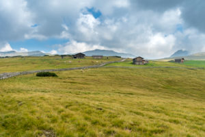 Villanders, Provinz Bozen, Südtirol, Italien. Almhütten auf der Villanderer Alm Villanders, Provinz Bozen, Südtirol, Italien. Almhütten auf der Villanderer Alm
