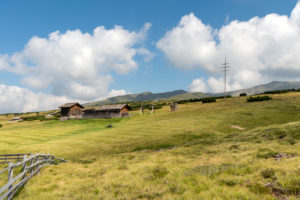 Villanders, Provinz Bozen, Südtirol, Italien. Almhütten auf der Villanderer Alm Villanders, Provinz Bozen, Südtirol, Italien. Almhütten auf der Villanderer Alm
