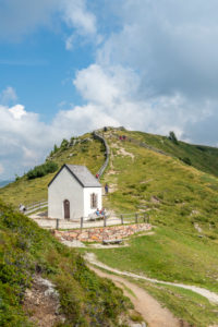 Villanders, Provinz Bozen, Südtirol, Italien. Das Totenkirchl auf der Villanderer Alm Villanders, Provinz Bozen, Südtirol, Italien. Das Totenkirchl auf der Villanderer Alm