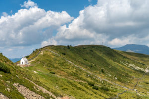 Villanders, Provinz Bozen, Südtirol, Italien. Das Totenkirchl auf der Villanderer Alm Villanders, Provinz Bozen, Südtirol, Italien. Das Totenkirchl auf der Villanderer Alm