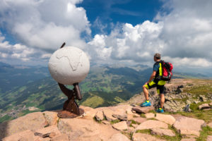 Villanders, Provinz Bozen, Südtirol, Italien. Der Steinglobus am Gipfel des Villanderer Berg Villanders, Provinz Bozen, Südtirol, Italien. Der Steinglobus am Gipfel des Villanderer Berg