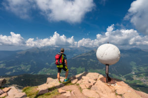 Villanders, Provinz Bozen, Südtirol, Italien. Der Steinglobus am Gipfel des Villanderer Berg Villanders, Provinz Bozen, Südtirol, Italien. Der Steinglobus am Gipfel des Villanderer Berg