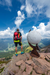 Villanders, Provinz Bozen, Südtirol, Italien. Der Steinglobus am Gipfel des Villanderer Berg Villanders, Provinz Bozen, Südtirol, Italien. Der Steinglobus am Gipfel des Villanderer Berg