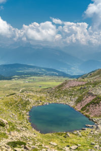 Villanders, Provinz Bozen, Südtirol, Italien. Der Totensee und die Villanderer Alm Villanders, Provinz Bozen, Südtirol, Italien. Der Totensee und die Villanderer Alm