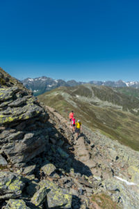 Sand in Taufers, Provinz Bozen, Südtirol, Italien. Wanderer auf dem Panoramaweg im Wandergebiet Speikboden. Sand in Taufers, Provinz Bozen, Südtirol, Italien. Wanderer auf dem Panoramaweg im Wandergebiet Speikboden.