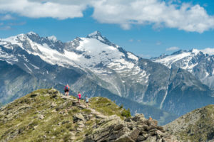 Sand in Taufers, Provinz Bozen, Südtirol, Italien. Wanderer auf dem Panoramaweg im Wandergebiet Speikboden. Im Hintergrund der Grosse Löffler Sand in Taufers, Provinz Bozen, Südtirol, Italien. Wanderer auf dem Panoramaweg im Wandergebiet Speikboden. Im Hintergrund der Grosse Löffler