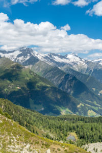 Sand in Taufers, Provinz Bozen, Südtirol, Italien. Blick vom Kleinen Nock im Wandergebiet Speikboden zu den Zillertaler Alpen mit Schwarzenstein und Grosser Löffler. Sand in Taufers, Provinz Bozen, Südtirol, Italien. Blick vom Kleinen Nock im Wandergebiet Speikboden zu den Zillertaler Alpen mit Schwarzenstein und Grosser Löffler.