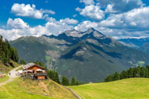 Sand in Taufers, Provinz Bozen, Südtirol, Italien. Die Trejeralm im Wandergebiet Speikboden. Im Hinterrgund die Durreckgruppe Sand in Taufers, Provinz Bozen, Südtirol, Italien. Die Trejeralm im Wandergebiet Speikboden. Im Hinterrgund die Durreckgruppe