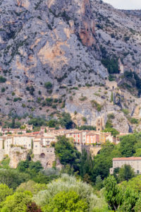 Moustiers Sainte Marie, Alpes de Haute Provence, Provence, France, Europe Moustiers Sainte Marie, Alpes de Haute Provence, Provence, France, Europe