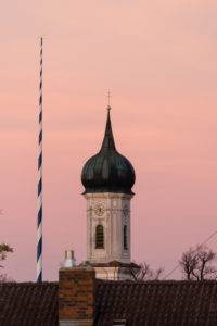 Jenhausen, Kirche im Abendlicht, Maibaum, Herbstlicht Jenhausen, Kirche im Abendlicht, Maibaum, Herbstlicht