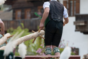 Maibaum aufstellen, Mann in Tracht, Bayern, Deutschland Maibaum aufstellen, Mann in Tracht, Bayern, Deutschland