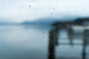 Fenster, Regentropfen, Blick auf den See Fenster, Regentropfen, Blick auf den See