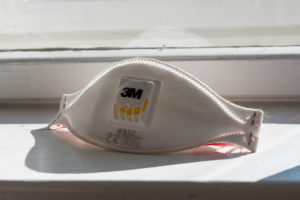Corona, Covid 19, Coronazeit, Maske, Eingang, Ausgang, Masken am Eingang, Wohnung, Eingangstür, Maske nicht vergessen Corona, Covid 19, Coronazeit, Maske, Eingang, Ausgang, Masken am Eingang, Wohnung, Eingangstür, Maske nicht vergessen