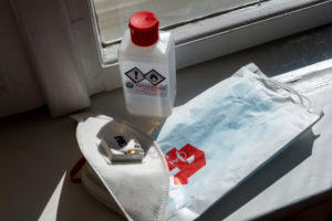 Corona, Covid 19, Coronazeit, Maske am Ausgang, Masken am Eingang, Wohnung, Fensterbrett, Maske nicht vergessen Corona, Covid 19, Coronazeit, Maske am Ausgang, Masken am Eingang, Wohnung, Fensterbrett, Maske nicht vergessen