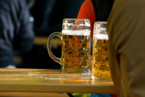 Biergarten wieder geöffnet, Abstand, München, Aumeister Biergarten wieder geöffnet, Abstand, München, Aumeister