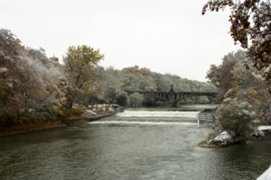 Schnee im Herbst, Isar, München, Bayern, Deutschland Schnee im Herbst, Isar, München, Bayern, Deutschland