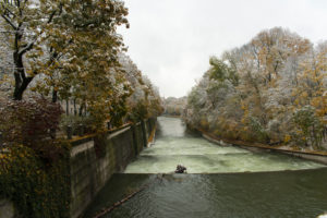 Schnee im Herbst, Isar, München, Bayern, Deutschland Schnee im Herbst, Isar, München, Bayern, Deutschland