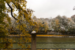 Schnee im Herbst, Isar, München, Bayern, Deutschland Schnee im Herbst, Isar, München, Bayern, Deutschland