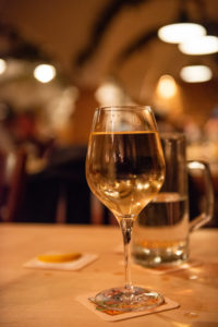 Wein und Wasser, Gläser, Tisch, Restaurant Wein und Wasser, Gläser, Tisch, Restaurant