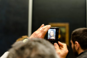 Paris, Louvre, Frau fotografiert die Mona Lisa mit ihrem Handy Paris, Louvre, Frau fotografiert die Mona Lisa mit ihrem Handy