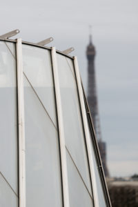 Eiffelturm in Paris neben moderner Architektur Eiffelturm in Paris neben moderner Architektur
