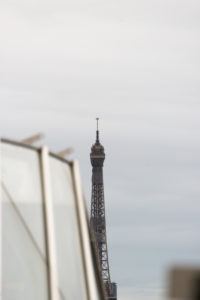 Eiffelturm in Paris neben moderner Architektur Eiffelturm in Paris neben moderner Architektur