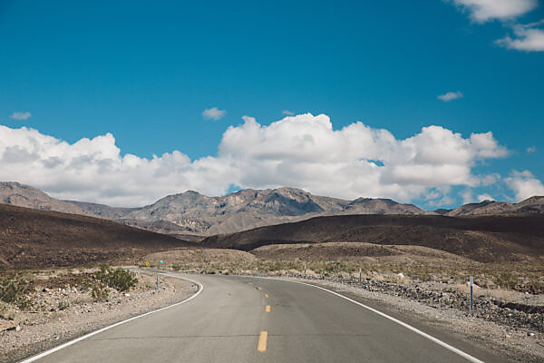 https://img.mauritius-images.com/MEFL/cprev/09874078.jpg/save_as_name/mauritius%20images%20-%2009874078%20-%20Empty%20Road%20Along%20Countryside%20Landscape.jpg