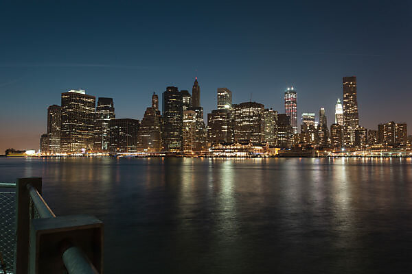 Bildagentur Mauritius Images Skyline Of Manhattan And Brooklyn Bridge At Night New York City Usa