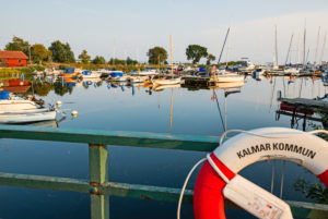 Sport- und Fischerboote im Yachthafen in Kalmar, Geländer im Vordergrund Sport- und Fischerboote im Yachthafen in Kalmar, Geländer im Vordergrund