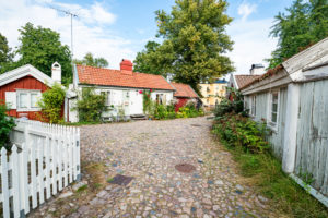 Kleine bunte Häuser und verwinkelte Straßenzüge in der Altstadt von Kalmar. Kleine bunte Häuser und verwinkelte Straßenzüge in der Altstadt von Kalmar.